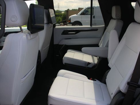 Used 2025 Chevrolet Tahoe Premier AWD/4WD image 37