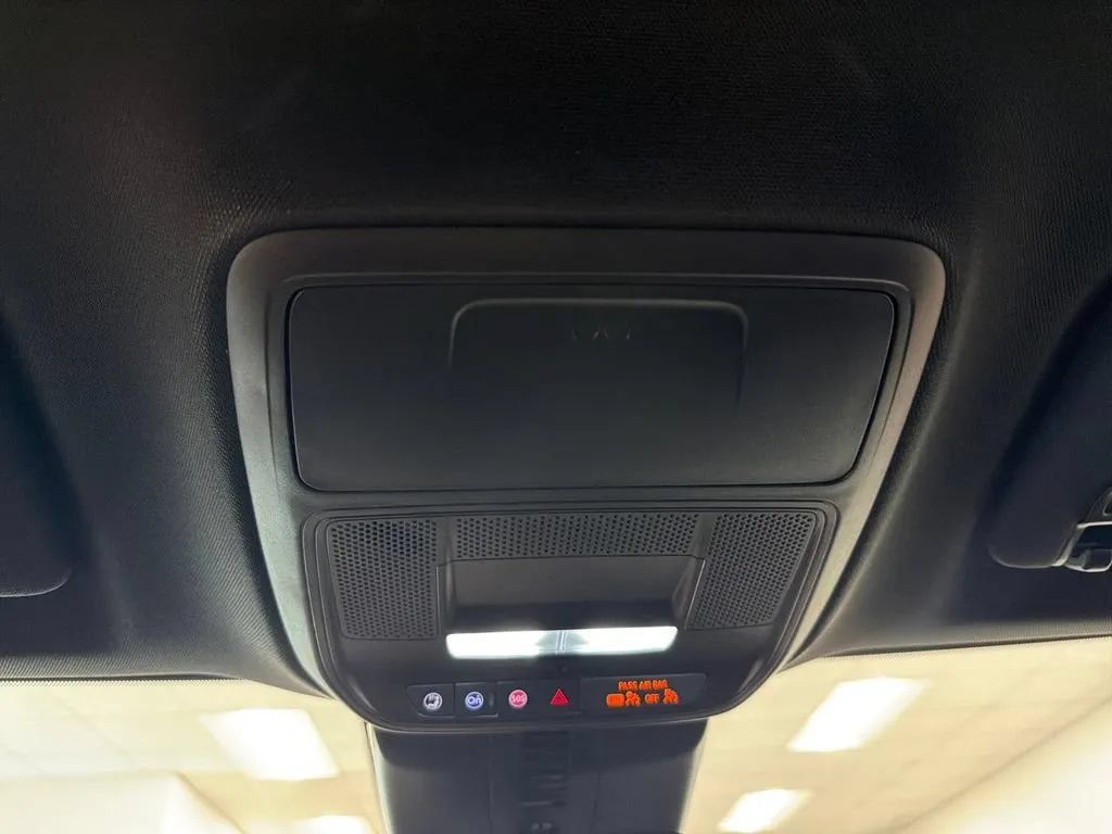 Used 2025 Chevrolet Traverse LT FWD image 20