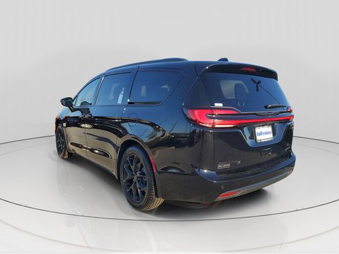 New 2026 Chrysler Pacifica Limited w/ S Appearance Package image 3