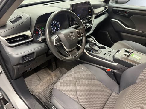 Used 2025 Toyota Highlander LE AWD/4WD image 13