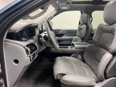 Used 2019 Lincoln Navigator Reserve image 16