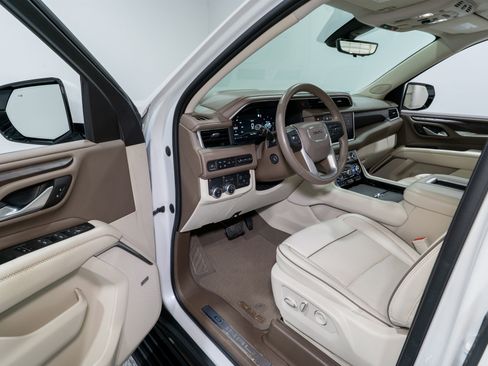 Used 2022 GMC Yukon XL Denali w/ Denali Premium Package image 13