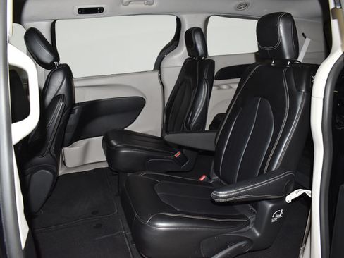 Certified 2024 Chrysler Pacifica Touring-L FWD image 27