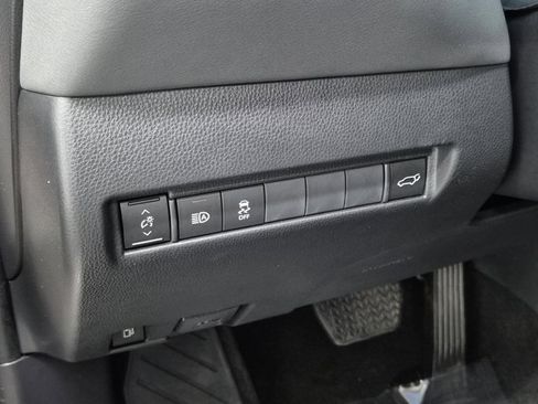 Used 2023 Toyota Venza LE image 23