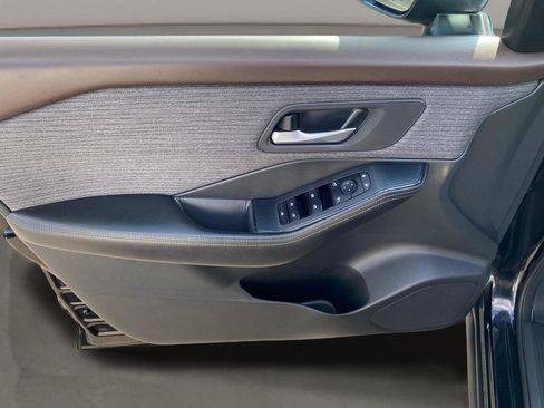 Used 2022 Nissan Rogue SV image 16