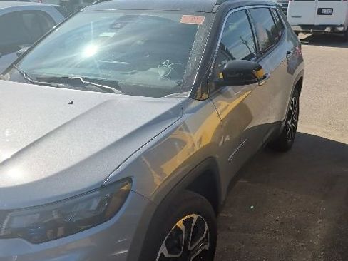 Used 2023 Jeep Compass Limited AWD/4WD image 2