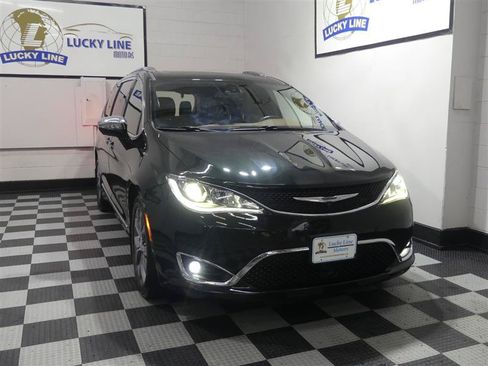Used 2020 Chrysler Pacifica Limited w/ Tire & Wheel Group FWD image 5