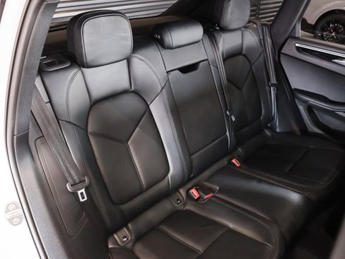 Certified 2024 Porsche Macan image 6