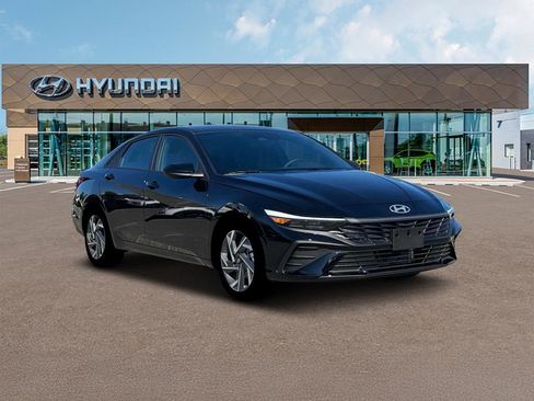New 2025 Hyundai Elantra SEL image 11