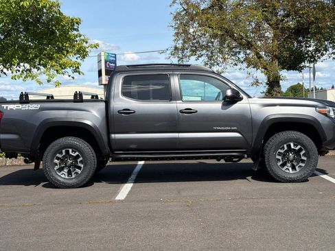 Used 2017 Toyota Tacoma TRD Off-Road AWD/4WD image 3