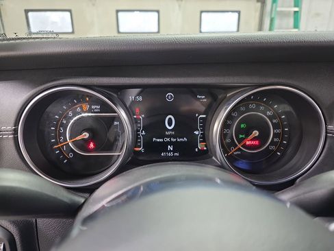 Used 2021 Jeep Gladiator Overland w/ Advanced Safety Group AWD/4WD image 18