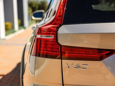 Used 2025 Volvo V60 B5 Cross Country Plus AWD/4WD image 8