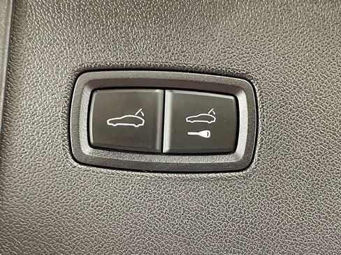 Used 2023 Porsche Cayenne w/ Premium Package AWD/4WD image 22