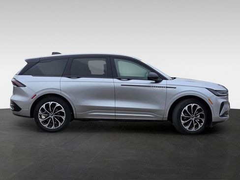 Used 2024 Lincoln Nautilus Reserve image 3