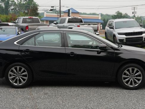Used 2017 Toyota Camry XLE w/ Moonroof Package FWD image 4