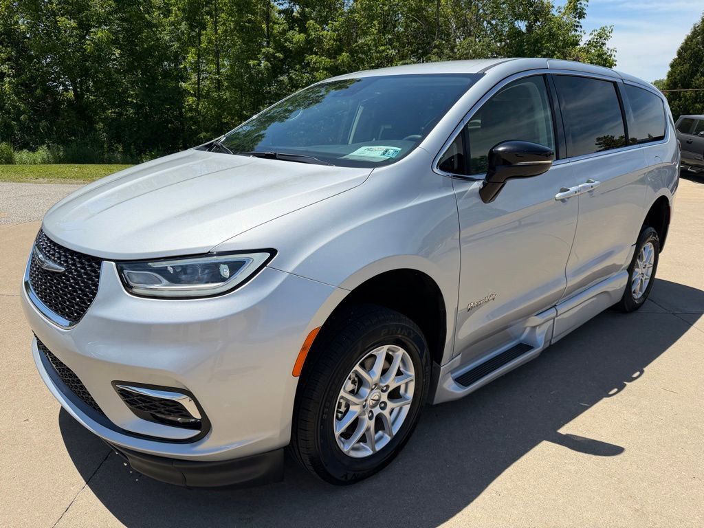 Used 2024 Chrysler Pacifica Touring-L FWD image 1