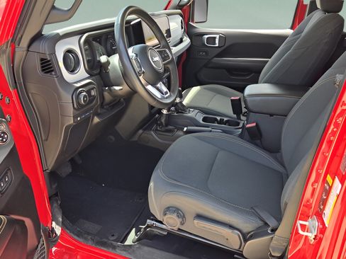 Used 2024 Jeep Wrangler Unlimited Sahara AWD/4WD image 12
