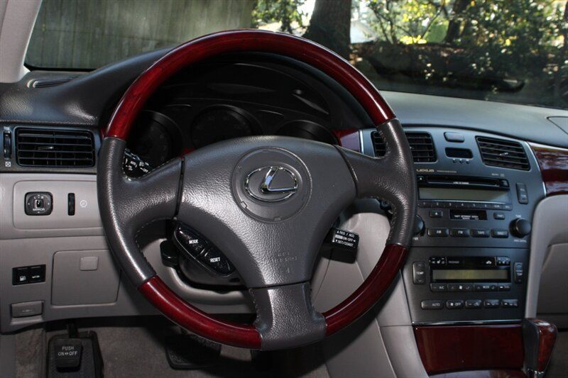Used 2003 Lexus ES 330 w/ Premium Pkg FWD image 17