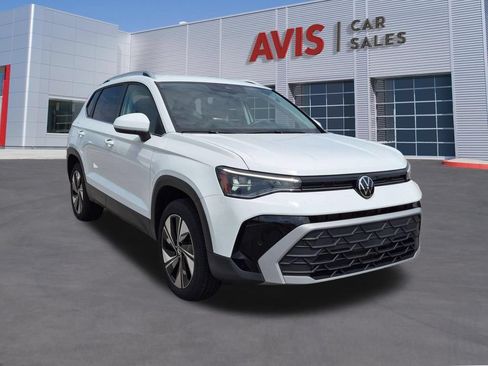 Used 2025 Volkswagen Taos SE AWD/4WD image 3