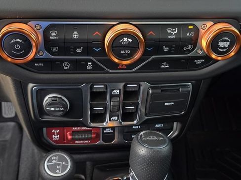 Used 2025 Jeep Gladiator Mojave w/ Convenience Group AWD/4WD image 24