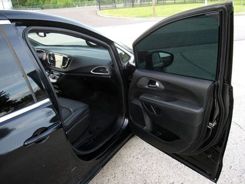 Used 2025 Chrysler Pacifica Select FWD image 20