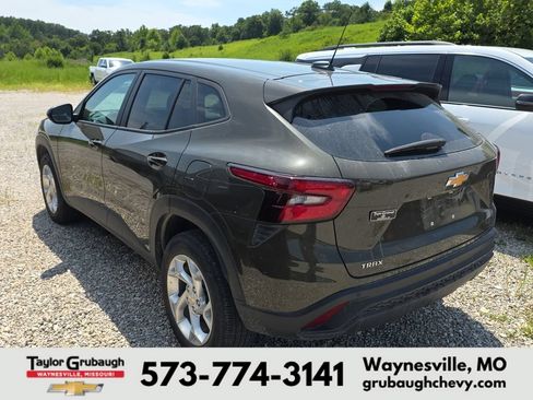 Used 2024 Chevrolet Trax LS w/ LS Convenience Package FWD image 4