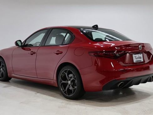 Used 2017 Alfa Romeo Giulia Ti w/ TI 19" Sport Package AWD/4WD image 5