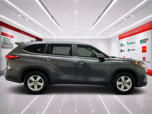 Used 2023 Toyota Highlander LE FWD image 8