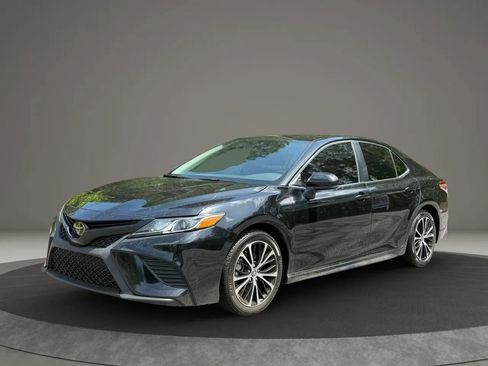 Used 2020 Toyota Camry SE FWD image 1
