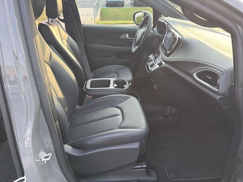 Used 2025 Chrysler Pacifica Select FWD image 13