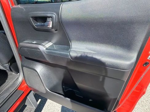 Used 2018 Toyota Tacoma TRD Off-Road w/ TRD Premium Off Road Package AWD/4WD image 11