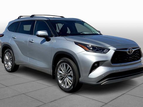 Used 2025 Toyota Highlander Platinum image 2