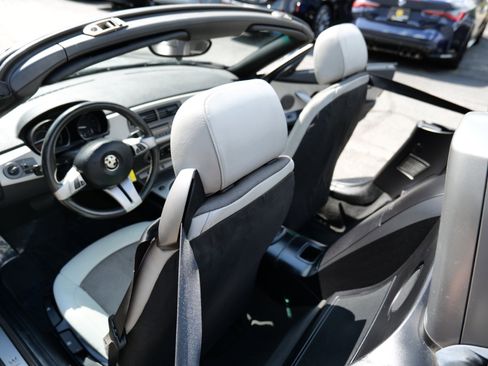 Used 2004 BMW Z4 2.5i image 38