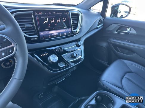 Used 2025 Chrysler Pacifica Select image 72