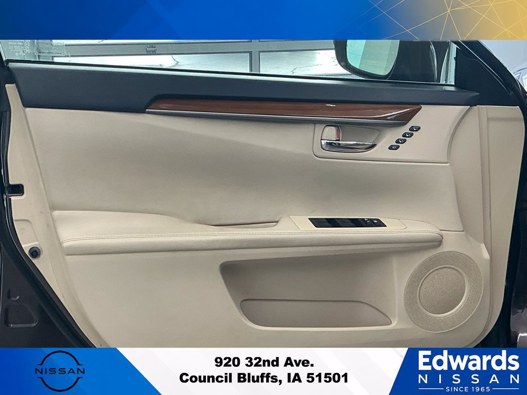 Used 2014 Lexus ES 300h w/ Luxury Package w/Bamboo Trim FWD image 19