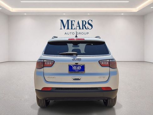 Used 2025 Jeep Compass Latitude AWD/4WD image 4