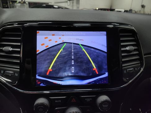 Used 2019 Jeep Grand Cherokee Altitude image 4