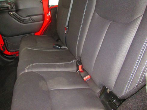 Used 2015 Jeep Wrangler Unlimited Sahara image 7