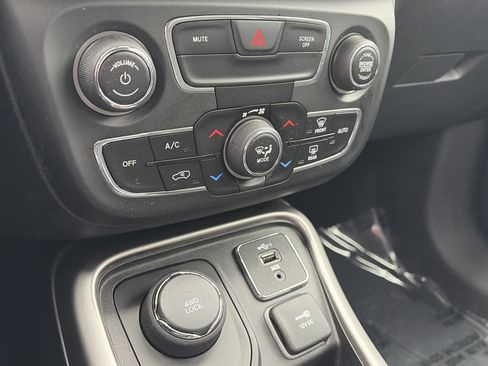 Used 2021 Jeep Compass Latitude w/ Convenience Group AWD/4WD image 23