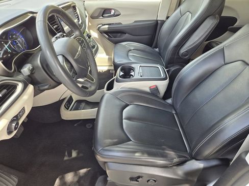 Used 2023 Chrysler Pacifica Touring-L FWD image 8