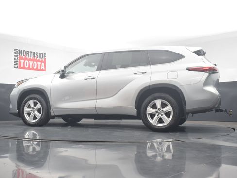 Used 2023 Toyota Highlander LE AWD/4WD image 29