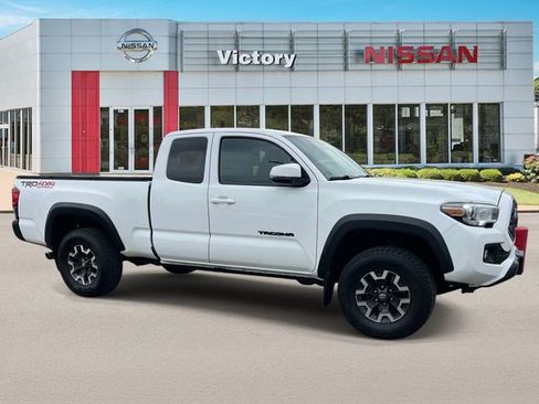 Used 2018 Toyota Tacoma TRD Off-Road w/ Technology Package AWD/4WD image 2
