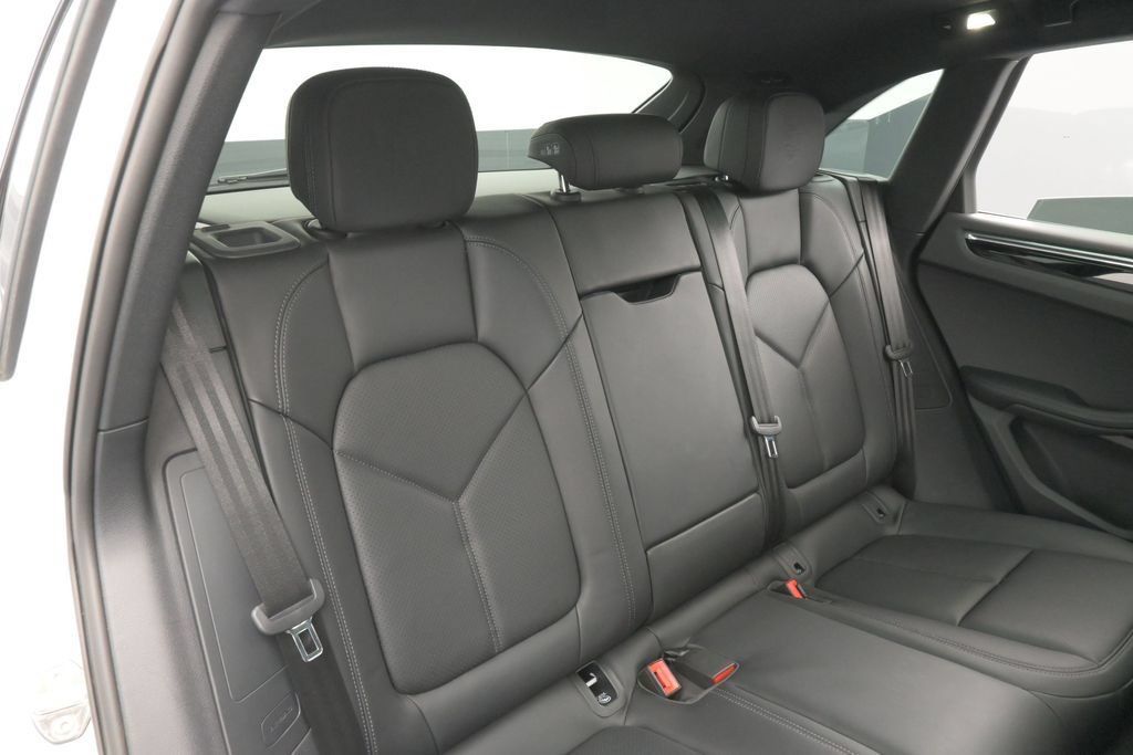 Certified 2026 Porsche Macan AWD/4WD image 26