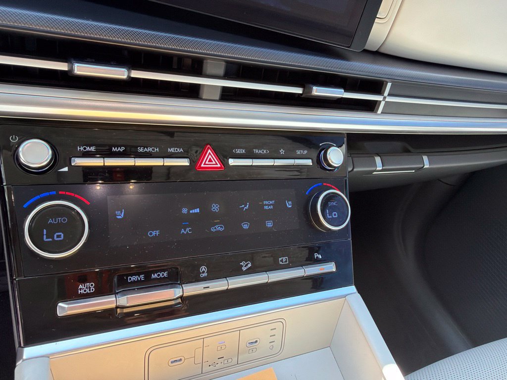 Used 2025 Hyundai Santa Fe SEL FWD image 19