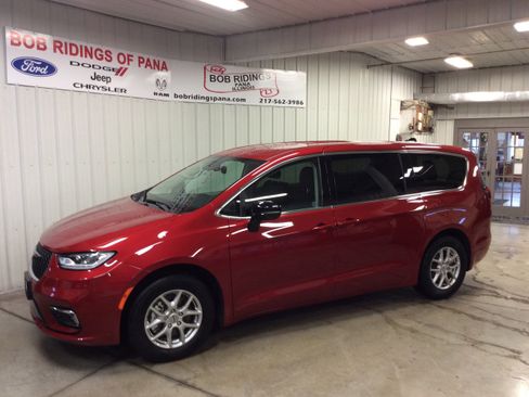 Used 2024 Chrysler Pacifica Touring-L image 1