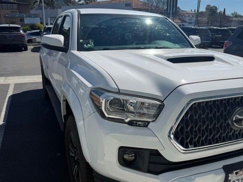 Used 2018 Toyota Tacoma TRD Sport w/ Technology Package image 13