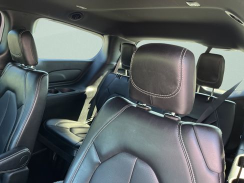 Used 2025 Chrysler Pacifica Select FWD image 16