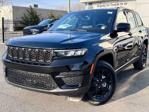 Used 2025 Jeep Grand Cherokee Altitude AWD/4WD image 3