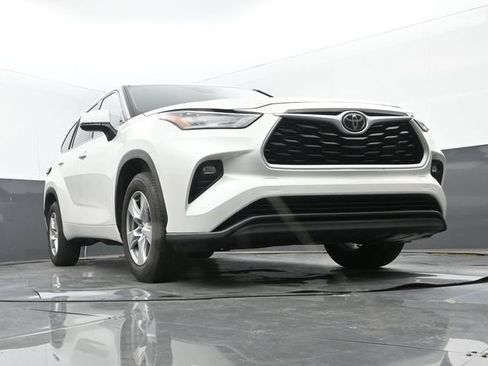 Used 2020 Toyota Highlander LE FWD image 9