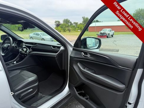 Used 2024 Jeep Grand Cherokee Altitude AWD/4WD image 43